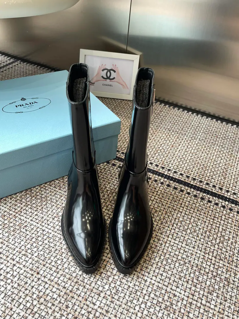 PRADA Prada. Autumn and winter, new triangulation boots. PradaIt'll be used on important occasions. A little bit of a little bit of a little bit of a pompous feeling about the fresh wind. The upper foot is perfect. The skinny one is just a little bit more slender. ♪ A graceful, big-flank, ♪ Various accessories It's all exclusive. A little.PradaVariation style The fabric is coming in./Cowskin. /The veal is high and bright. The inside water dyes the skin. Italian original rubber slided floor Codes: 35-40（40.41Do it.）