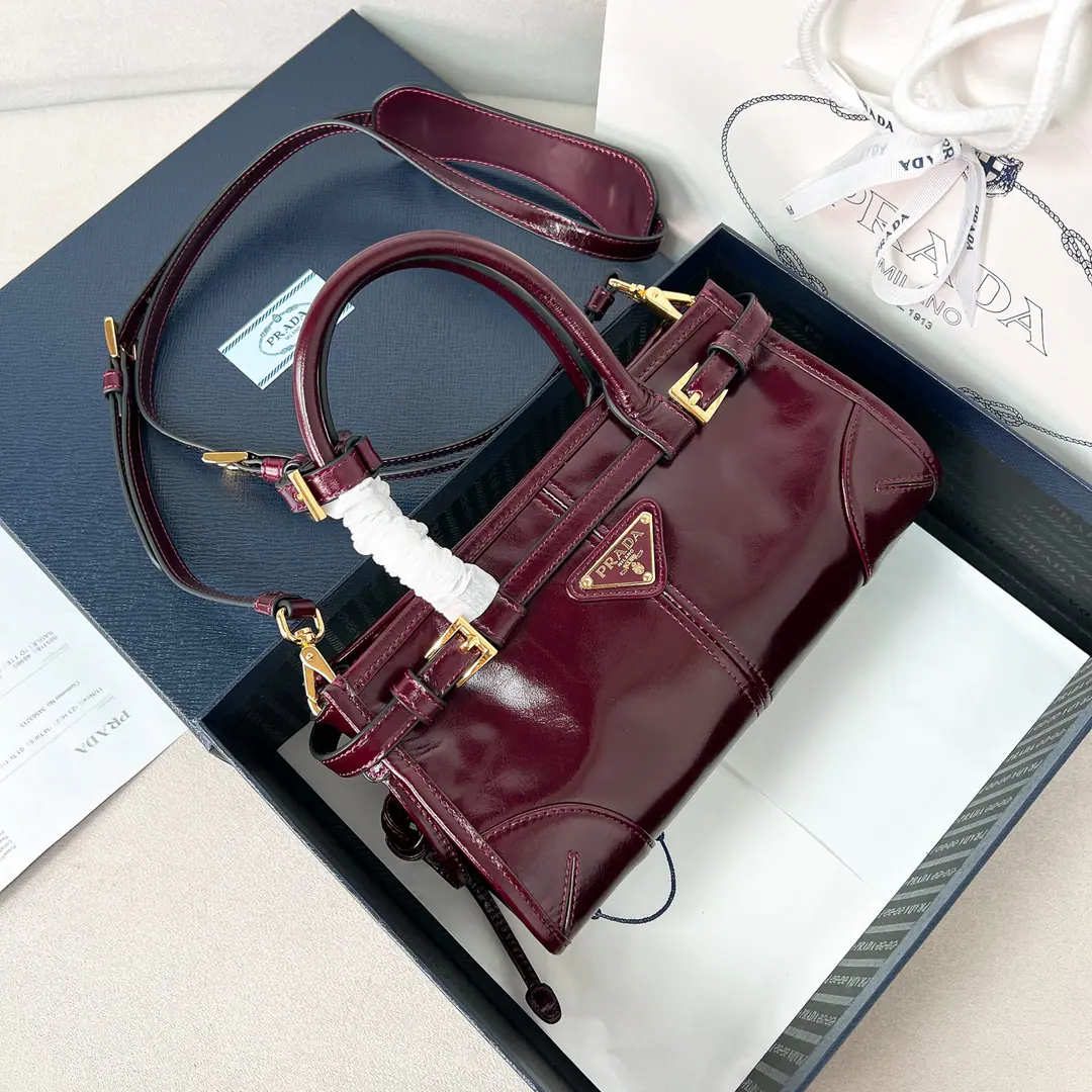 🎉SoftluxOiled lass.🎉1BA Mini-Channel.🎉🎉 This mini-handy bag uses imported oiled skin., The brightness of the color is a classic., With a long shoulder band that can be deactivated., Slash, Handheld, Shoulder belt., Meet all backsliding👏👏The capacity space is huge., The giants work.👏, It's definitely a cashier's allowance., Small size., The real lady's cute.😘😘Take this bag with you and bring it home.！Long23.5High12xBottom9cm🎁