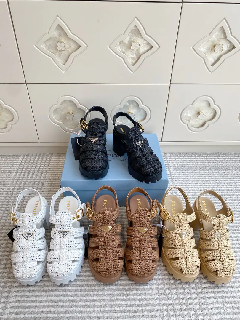 ⭐️ PradaRaphi weeds weave Roman heels.