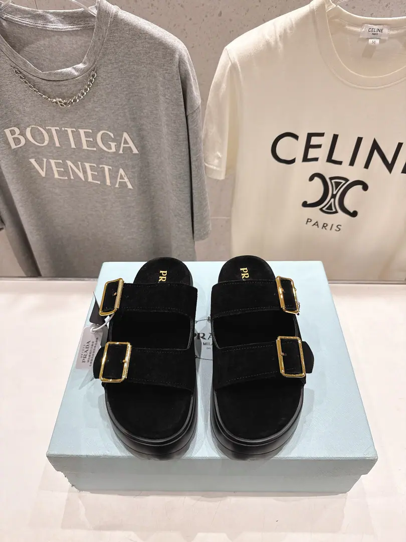 🏧𝐏𝐑𝐀𝐃𝐀- The thick bottom. - The sandals. Romans with thick belts and a show.👍Top Quality Comfort and fashion., Nice feet.！ Importing high-swilight cattle back-feathers/Original hardware In the sheep's skin./A foot-skin. The original hair bubble is too light to slide down. Height5.5cm Size35-41 [40.41Make a reservation.]