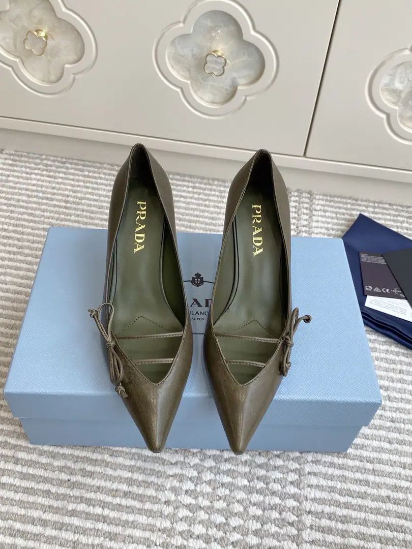 Batch 🐳Requisition level❗️PradaPrada.〰2026The early spring new money.🆕Butterfly knots, high-end, single-shoes. ✔️This high heels are with commas and commas., I'll rewind my shoes.PradaThe elements of the past design, It creates a congenial slurized slur and a mix of motion elements.. ✔️Shoe.: Importing cow paints/Open the oxen./In the sheep's skin. ✔️That's a big one. ✔️He's tall.: 7.5cm ✔️size: 35-39（34.40.41Custom without re-offer）