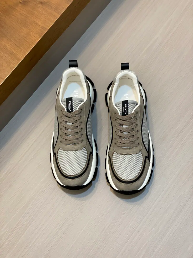 PRADA/Prada. Montecarlo Re-Edition 2026Summer leather shoes. This sneakers...2026Year as first yearLinea RossaPart of the series, Comfortableness is integrated into the design of fine innovation.. The latest style is sports style., Returning with soft-feather cattle leather and fabriced net eye shoes, Match visible top thread stitches, Respond to original mitochonous lines. I'm inspired by my driving shoes., A soft, flexible leather bag with a rubber deconstructed sole., And give the sneakers a light look and a smooth beauty.. The shoe is burning gold.logologo decoration, The watered cow's skin is covered with gold-coated cow's skin., I'll take a breath of air from my feet.！Full packaged dustproof bags！ Size: 39-40-41-42-43-44 Standard leather shoe size（45I'll make sure it's not changed.）