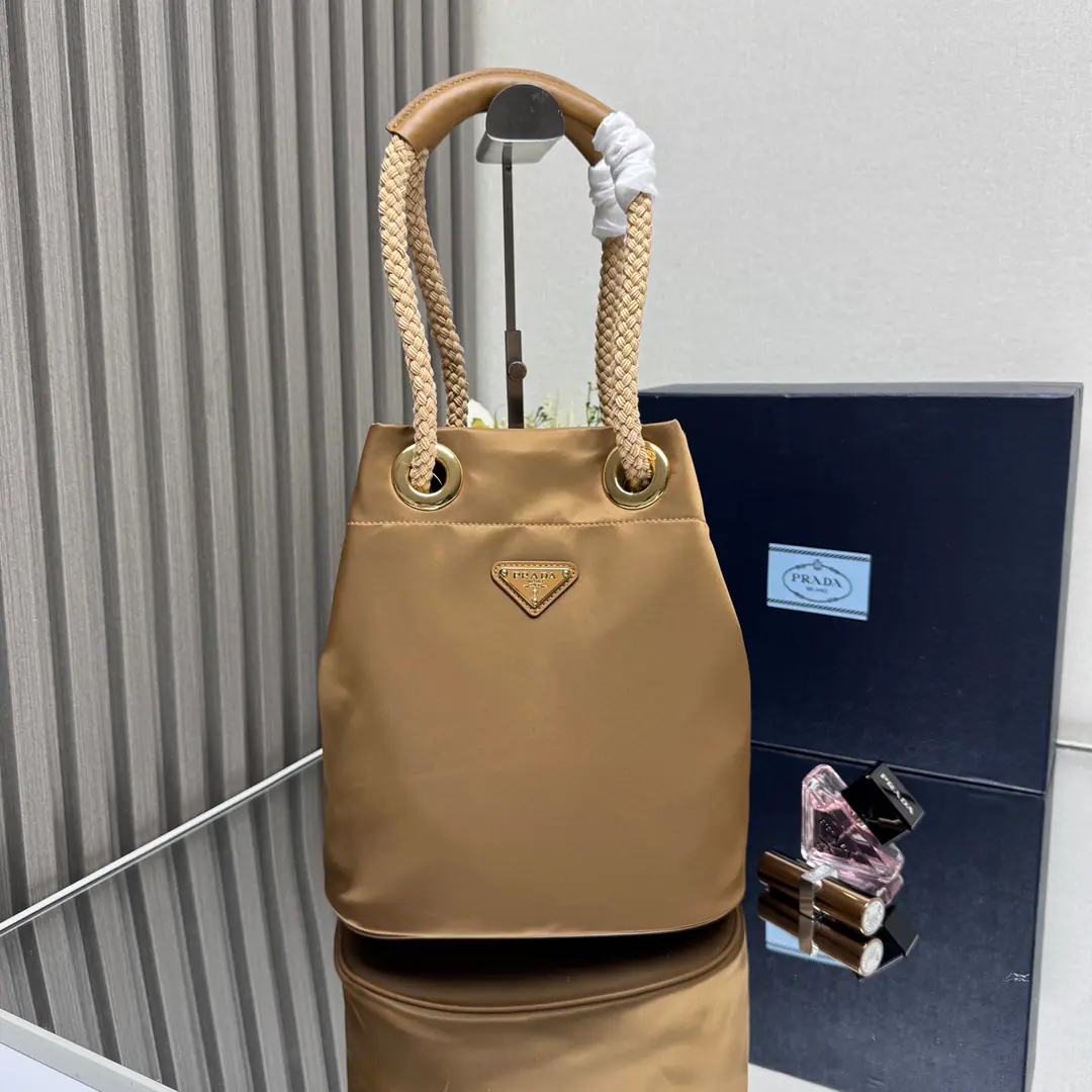 【Top First List】🎉New bucket bag.🎉1BE Showtime.🎉🎉 This regenerative nylon bag is inspired by the classic elements of oceanic style., Use a different mix., Show me the lively style.. Slided ropes hand handles with paint, trigonometric metal logo, It's a very simple thing to do., And a handy charm.. Large Space, Very leisure fashion., Another time-consuming time-out., Baby., Let's get started.🎉🎉Dimensions: Long23.5xHigh28xBottom16.5cm🎉🎉