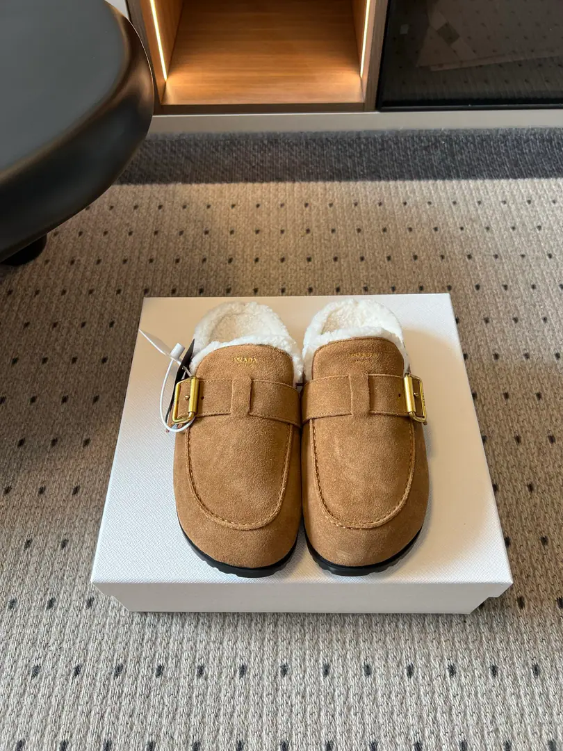 Prad*26ssA new lamb with a bag of bracken shoes in the morning and autumn. The moller of the autumn winter lazy with his own lull into the ancient culture., Round-wide, shoe-stylish and moist feet., A metal button on the shoe, with a short strap., The color is the way to meet the tone of autumn and winter.. The autumn and winter atmosphere is so full of lazy shoes., The old shoes are lazy., It's a warmer and a more modulus inside the fuzzy., It's a loose atmosphere., It's all in the fall and winter.. Shoe.: High-swiss-lighted cow revelry. Uchi.: Lamb wool. Otsumi!: Original version to open size: 35-40Code（40Code custom is not to be changed） He's tall.: 2.5cm