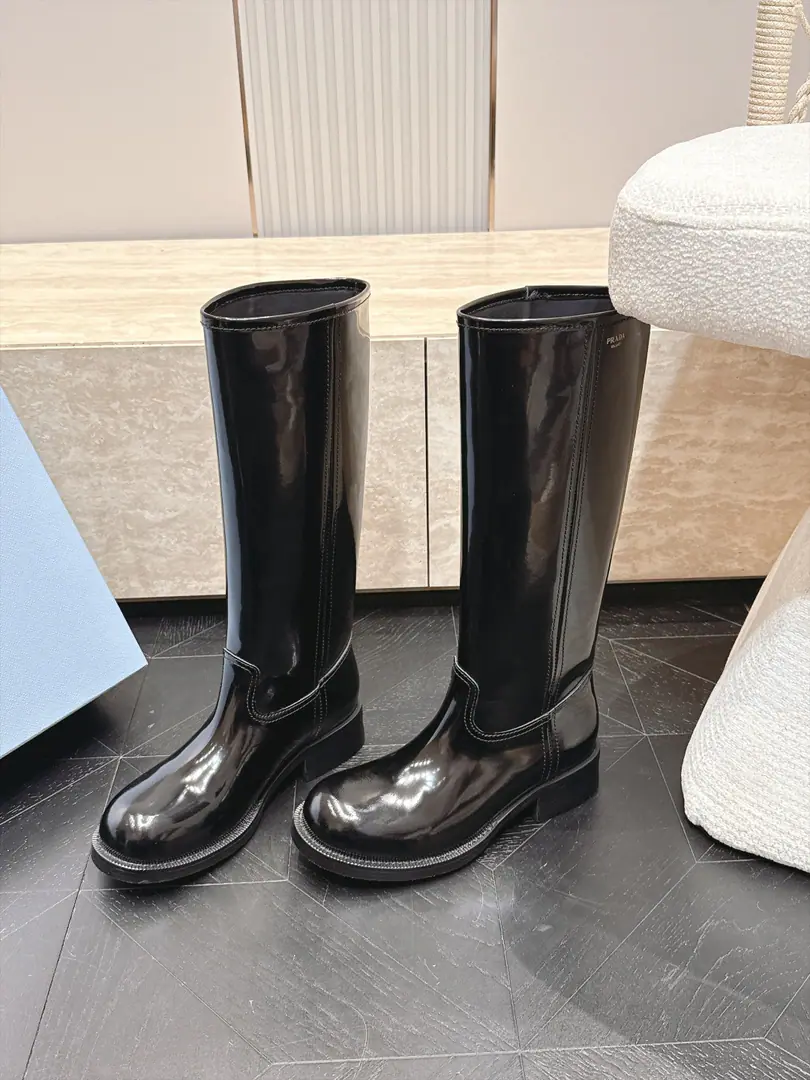 High-windle. Prada/Prada.F 2026ssThe latest autumn and winter, the thickest boots in Martin's boots., A very long watch. Take the boots from the show. Original Recym The layout is superb. It's a classic. It's super patient. - It's a long-lasting suit. But... The Thin Legs. Jane's atmosphere. ✔Shoe.: Import head-decked cow skin ✔The inside sheep., Skins of feet. ✔Otsumi!: Original Group Bottom ✔Codes: 35-40（40Make a no-refund order.）