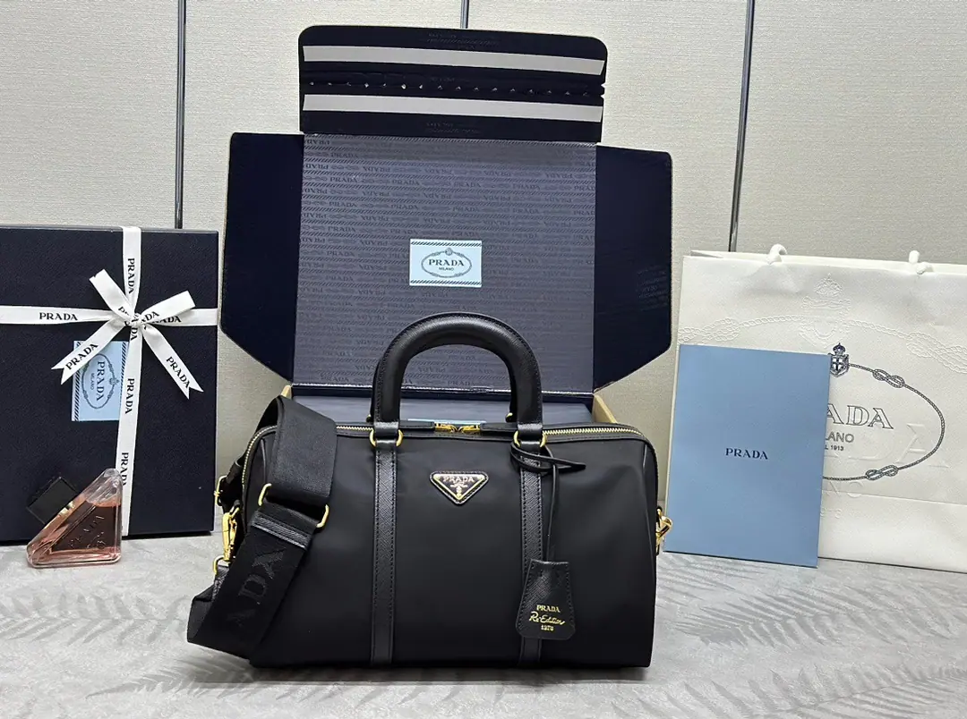 🎉New handbag.🎉1bb 🎉🎉 This handbag is chosen for the sustainable regeneration of nylon fabrics with innovation.（re-nylon）Build, It's a very broad structure., MatchsaffianoEasier details, such as leather and metal hardware accessories. Exact and practical, A lascivious, trigonometric metal logo.. With a disassemble-able long shoulder belt.. Large Space, It's a simple fashion and a practical one.🎉🎉Baby., Let's get started. Long31xHigh17xBottom16cm