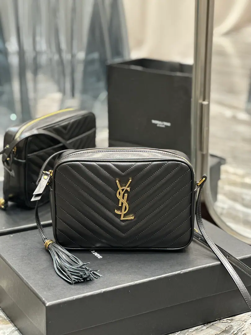 【New version】 LouCamera bag_Black button. Top-level Italian skin camera bag., Hong Kong AcquisitionzpOpen-forming., Make it exactly the same.！Very fine.！A modifiable shoulder belt with a fashion-stylish hanger.！100% calf skin., In the linoleum.！There's a plug in the bag.！Add a new plugin to the back, Very useful atmosphere.！ Model: 520534-1 Dimensions: 23x16x6cm