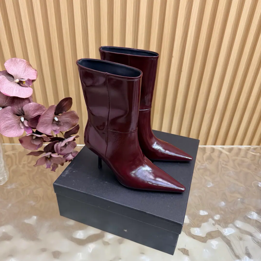 Top Version🖤Saint Laurent fw26 new arrival～ YSLSaint Roland.2026 The new spring and winter zippers are high and the ankle boots are sharp and short And ankle boots., A pair of square-shoes and a little high heels., %1 is internalLE CASSANDRE, Side zipper design. The whole shoe is very simple.～The little one is more sophisticated and fashionable and can see that the side of our boots is radians designed to be human legs.～The upper foot is so beautiful and so unchallenged.～Long legs.～It's a match for every occasion.～Autumn and winter wear the necessary supplies.！ Shoe.: Cow skin./Bullskins. Inside, put your feet on the inside.: Lamb skin. Shoes under the sole.: Italy is a big-ass country. He's tall.: 8cm Codes: 35-39（40.41.42I'll make sure I don't change it.）