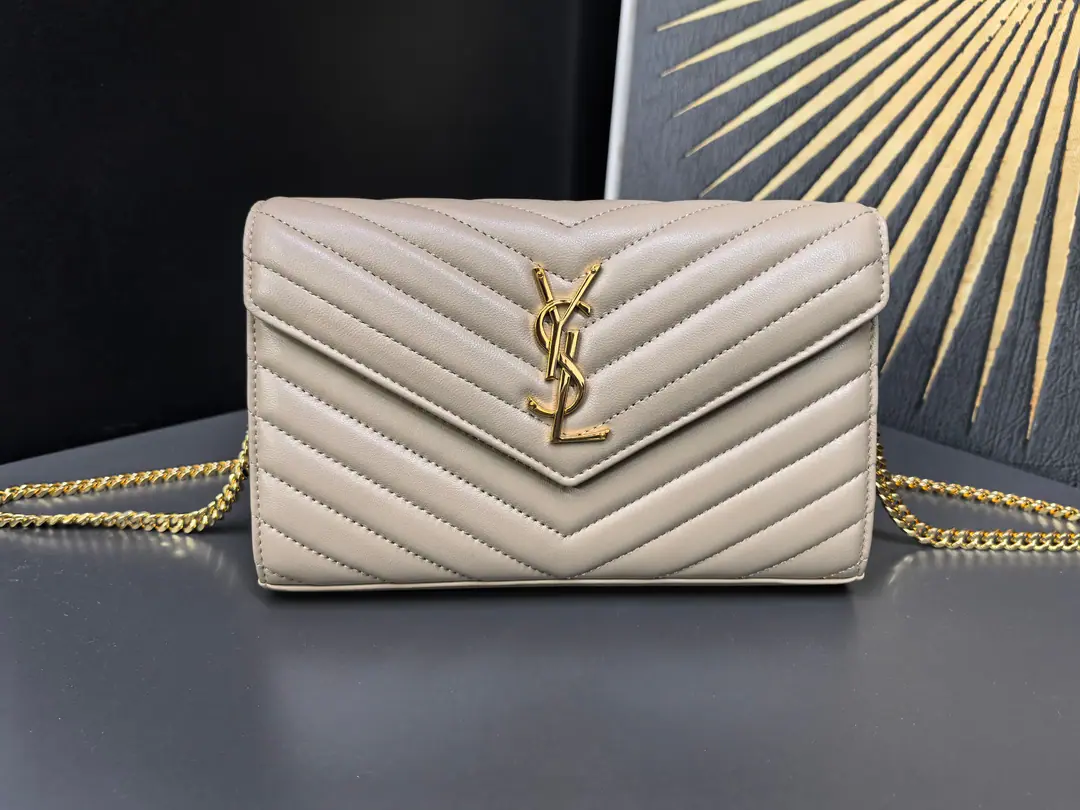 Almond gold tortage._ MONOGRAM_Envelope.A super-functional little bag., The classic style., Upgrade the most advanced version, %Italian lamb skins are crafted and crafted.. Custom MetalsYHome.logoShow your personality.. Retrieval design to ensure security of use. The bag is big., Two banknotes., Two central partitions., A zipper bag and a couple of knobs., Everything.！ Model: 377828 Dimensions: 22.5x14x4cm