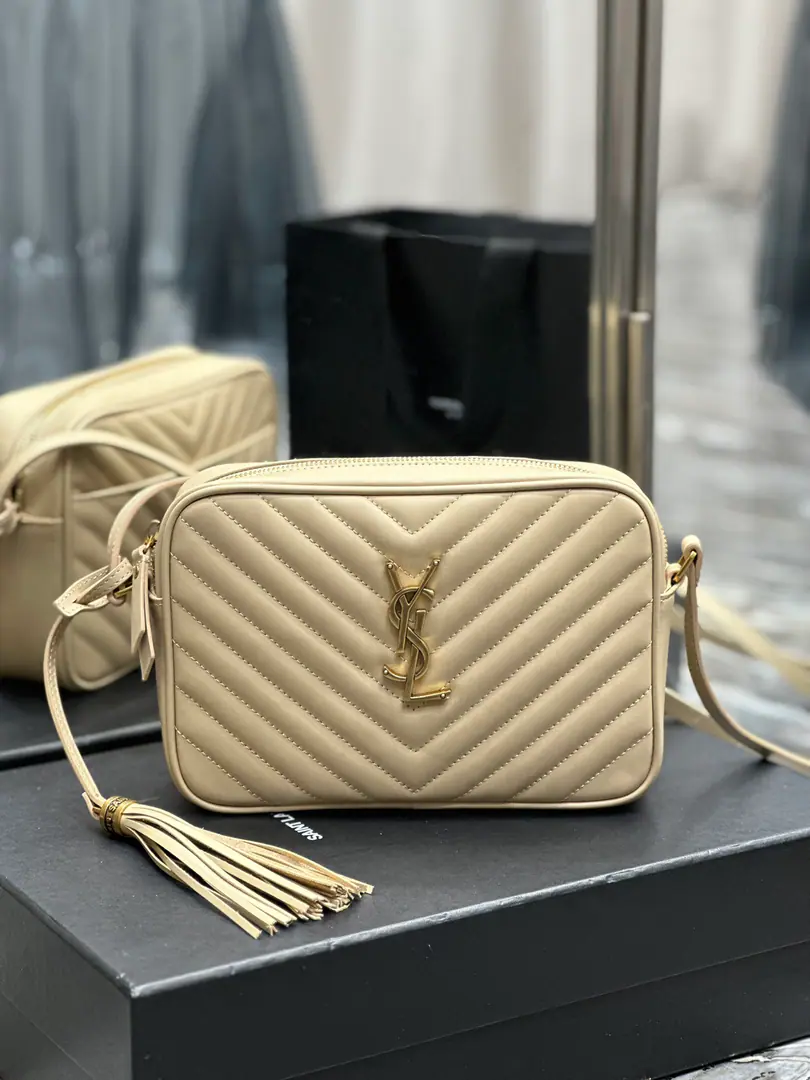 【New version】 LouCamera bag_Almond gold buttons. Top-level Italian skin camera bag., Hong Kong AcquisitionzpOpen-forming., Make it exactly the same.！Very fine.！A modifiable shoulder belt with a fashion-stylish hanger.！100% calf skin., In the linoleum.！There's a plug in the bag.！Add a new plugin to the back, Very useful atmosphere.！ Model: 520534-1 Dimensions: 23x16x6cm