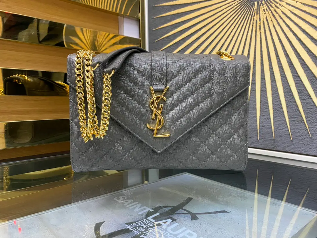 ENVELOPPE Medium Envelope, Italian imports of original plant cattle and skin, Super-paragus caviar texture., A very air-like piece., Black is a classic match with gold., A hundred.！♪ The shoulder slants ♪ok！It's a good one.！ Model: 487206 Dimensions: 24×17.5×6cm