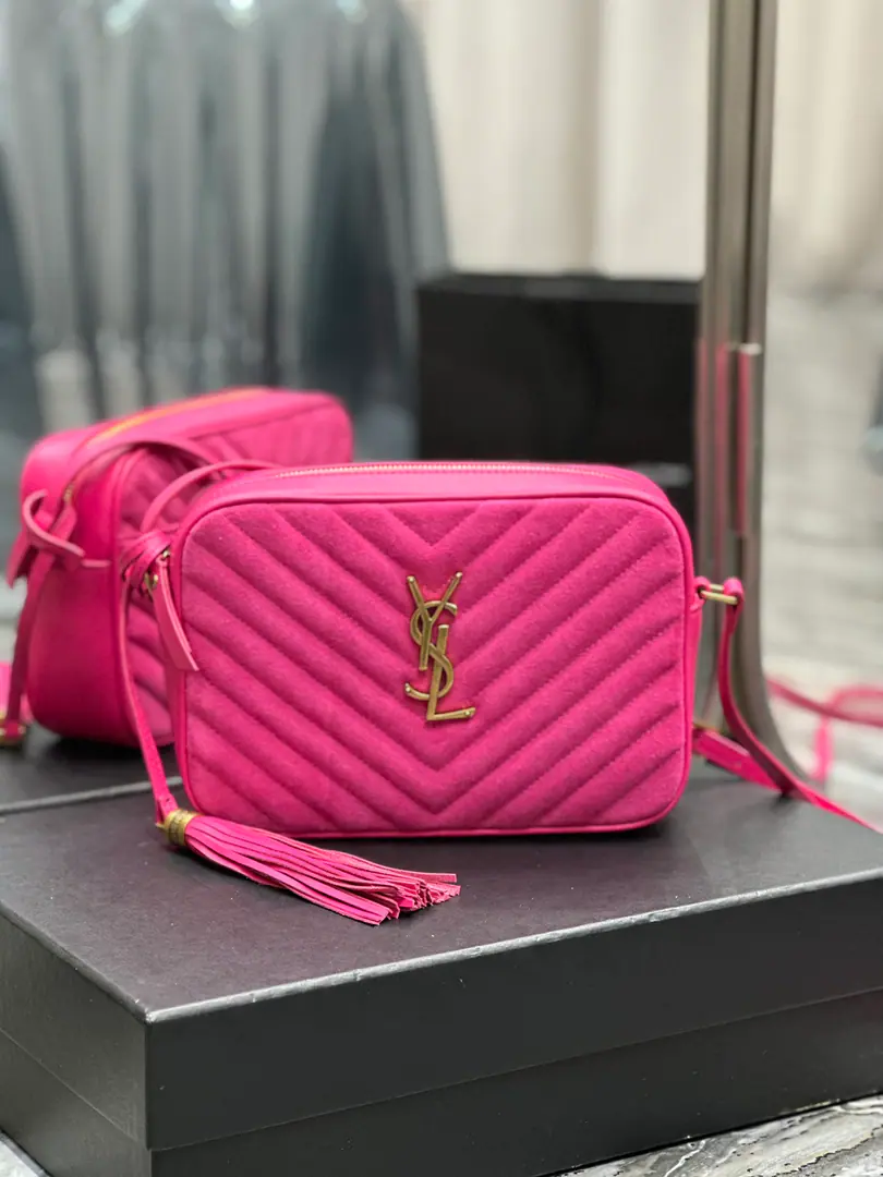 【New version】 LouCamera bag_The red sand with the skin of a cow. Top-level Italian skin camera bag., Hong Kong AcquisitionzpOpen-forming., Make it exactly the same.！Very fine.！A modifiable shoulder belt with a fashion-stylish hanger.！100% calf skin., In the linoleum.！There's a plug in the bag.！Add a new plugin to the back, Very useful atmosphere.！ Model: 520534-1 Dimensions: 23x16x6cm