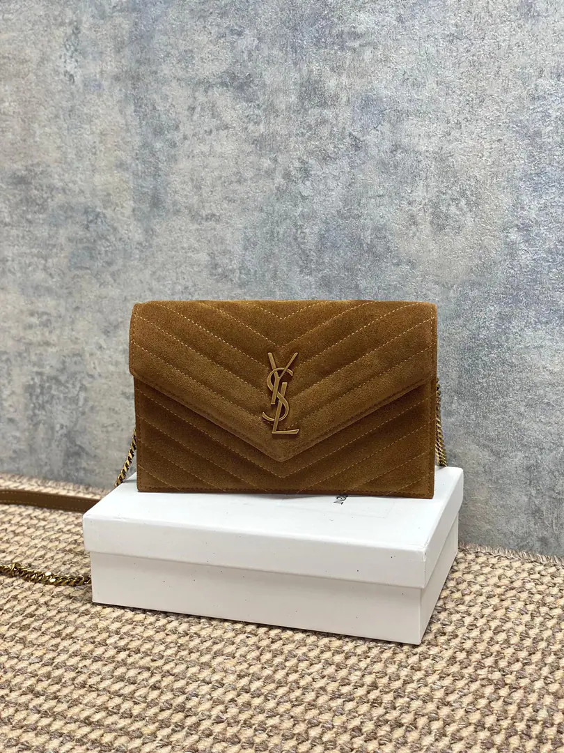 YSL VEnvelope Type, Skins of sand and wool.+Metal chains, It's a little bit elegant and a little bit of a quality.✨. The diamond-gring, the sewing process., MatchYSLMetal logo, Low profile.. The chains are single./Slash, Medium Capacity, I'm a regular commuter.OK！The little sheep's skin is soft and long., It's a season that can be easily managed., The French looseness is holding it down. Dimensions: 19×12.5×4cm Model: 441974F52