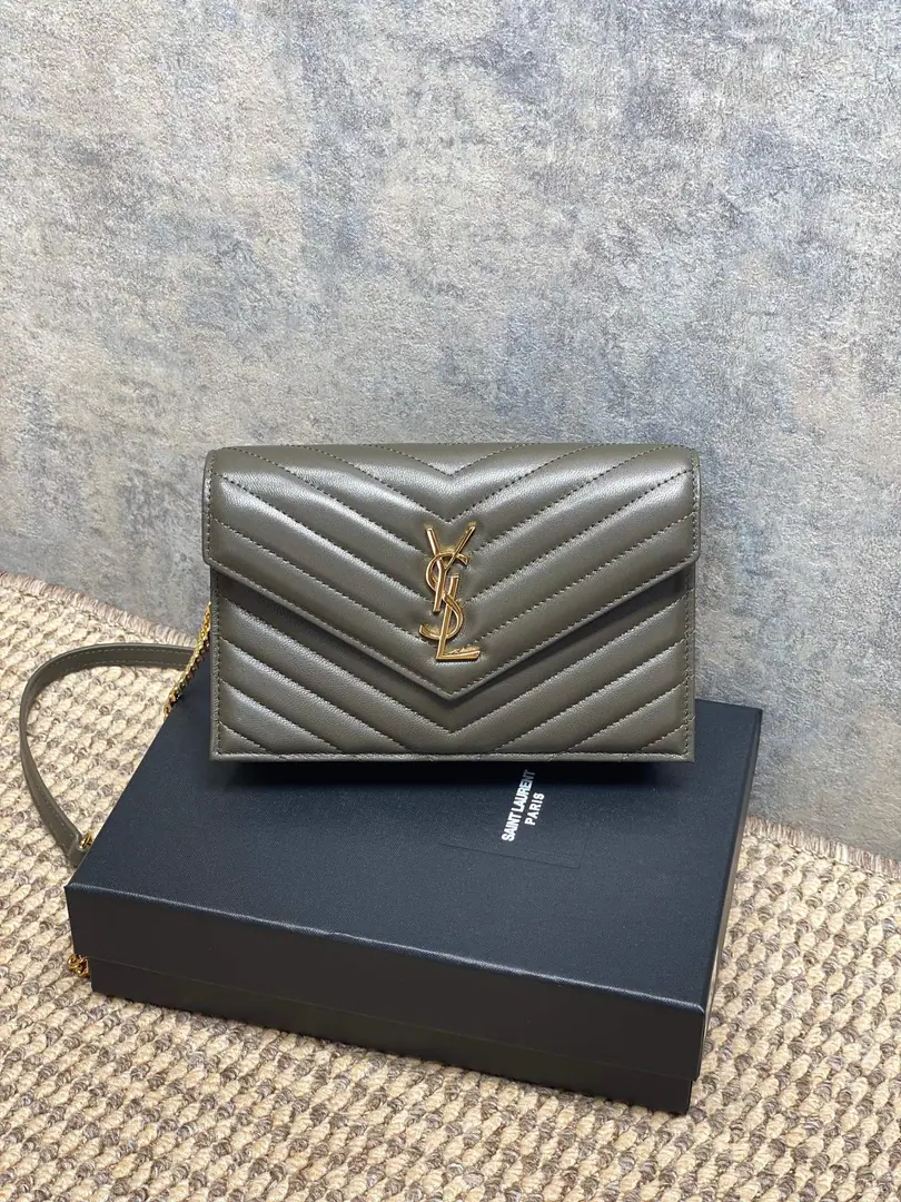 P Musk green. YSLSaint Roland. The sheep's skin chain is wrapped in it. With a stripable shoulder belt. But as a handbag 6A knob. 1A zipper coin bag. 1A paper-coin layer. - It's a practical payment. Dimensions19×12.5×4 Encoding441974