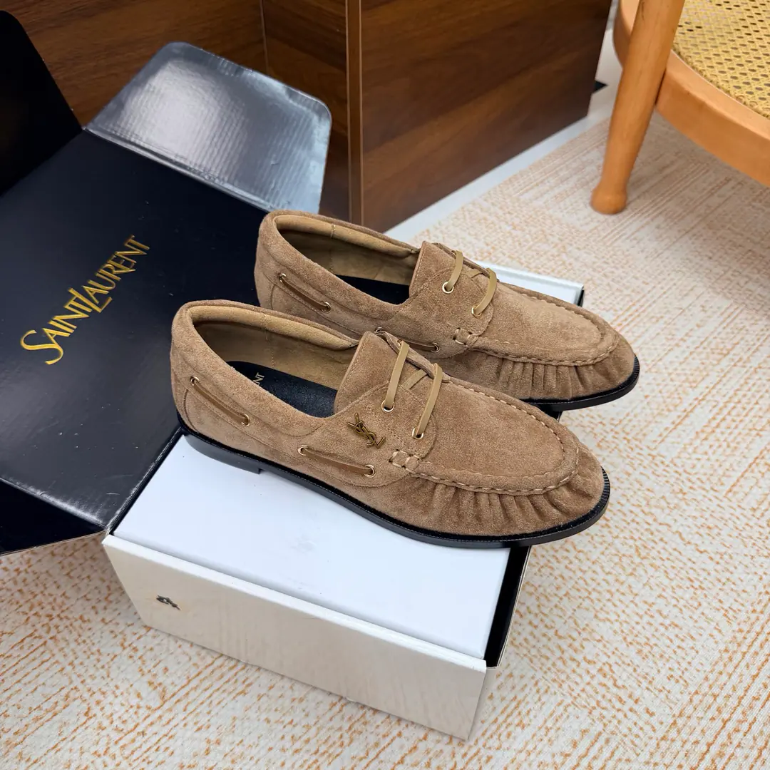 Couples' slippers.📍 Top Version🖤Saint Lauren*Saint Roland.2026 YSLSmalllogo A couple of wrinkled LeFoo shoes. Women Men It's a little symbolic.logoIt's the soul of these shoes. And he's got a low profile and a fine attitude on his shoe.. It's different from the big sign. It's quiet and it's sharp. Snuff it out with a simple line.YSLA unique fashion.DNA Unwittingly revealing the deep inside of the brand. The classic almond-shaped design of the shoehead. Smart-mixed feet. Pull the foot line up visually. ♪ And show grace and grace ♪. Every date a couple went to. Every trip. It's all because of the saloons. To be a low profile, deep-minded tribute.. The pasta is for sheep. The insides are all sheep's skin. Italian imports are so thick. size: 35–42（34, 41, 42, 43Custom） Men: 38–47（38, 46, 47Custom without re-offer）