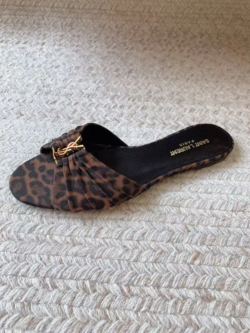 Saint LaurentSt. Roland's.YSLThe classic high-end heel sandals. A super-super-fired piece of hardware buttons for every page of our family is to be modeled.1:1Custom！The size and quality are exactly the same as the original.✔️ Shoe-faced material: Use cow skin./Painted skin. Real sheep in there., ♪ To scurry for soft, soft sheep, Shoes' soles are original.1:1Customizes the skin., It's perfect., And the upper foot is very good., Nice feet., And whether you're wearing jeans or not,, Little suit., The dress., It's a natural match., Full package for the originals He's tall.: It's flat./Floor1cmFlat/6cm/9cm Italy is a big-ass country. Size: 35-41（40, 41, 42Custom）