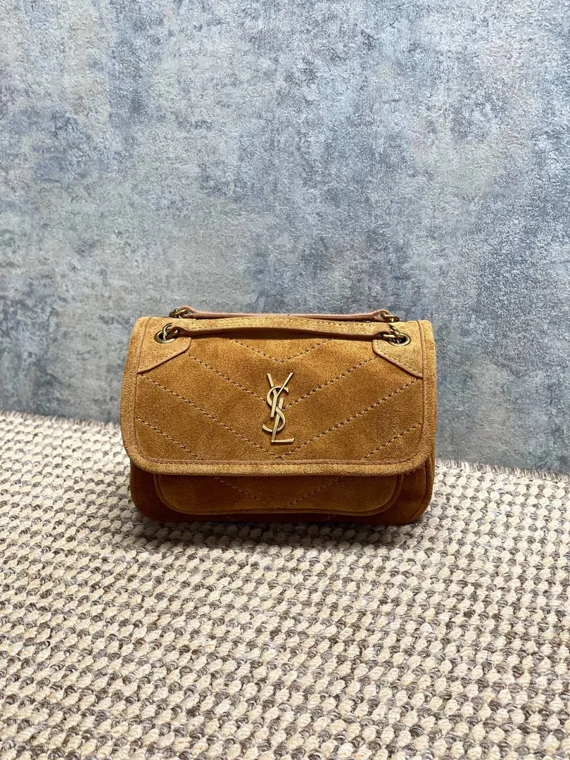 YSL NikiMini-handbag., Skins of sand and wool., The light is full., The diamond-gring.+MetalYSLThe sign is so well-known.！Daily commute, It's all out of town.OK. The chain shoulder is on hand., Single shoulder., Slash, The back is changing., It's so practical.👜. Caramel autumn and winter are hot., It's so exciting to mix up with clothes., Internal space is reasonable., The daily stuff is lightly packed., Yes.YSLA classic home-based hot money.！ Dimensions: 18x12.5x5cm Encoding: 828736
