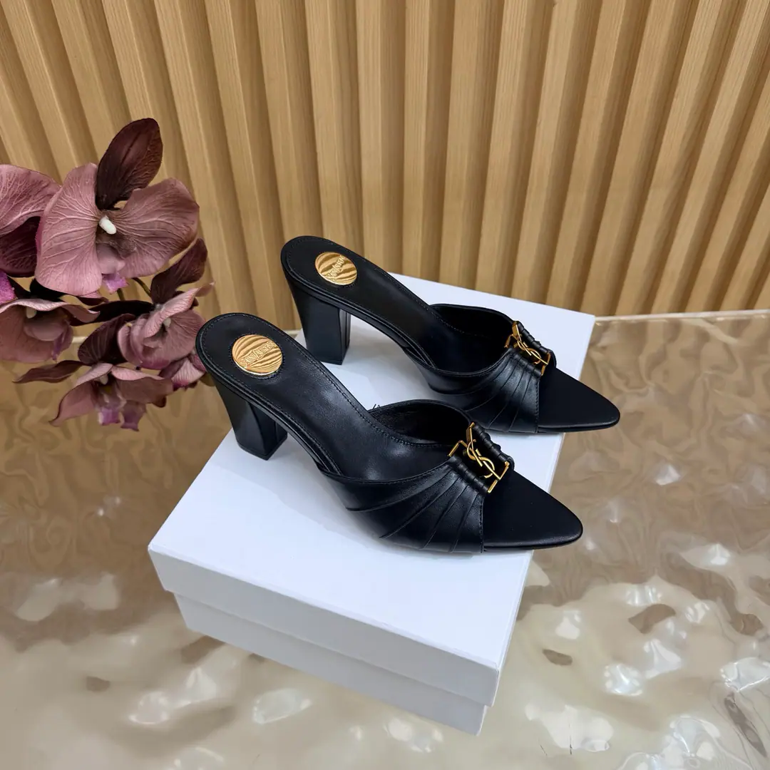 📍📍📍📍【Pointhead Page】📍📍📍📍 2026Spring and summer. YSL 🖤 Saint Laurent / Saint Roland.yslShoes. A super-super-fire slipper. Bold This is a hardware button that we need to model every page of our family.1:1Custom！It's very good., Nice feet., And whether you're wearing jeans or not,, Little suit., The dress., It's a natural match. Shoe.: Bullskins./Oiled lass./Shinseng Uchi.: Skins of sheep. Shoes under the sole.: That's a big one. He's tall.: 7.5cm Size: 35-43（40, 41, 42, 43Customize or not change)