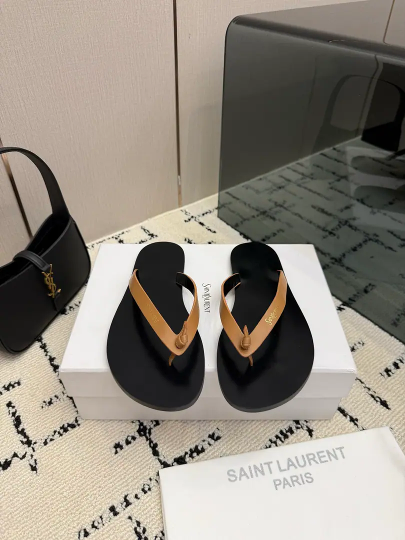 【Saint Laurent Saint Roland.】YSLThe vacation grass made the soles.. Shoe.: Bullskins. Shoes under the sole.: That's a big one. Size: 35-39(40.41.42Do it.）