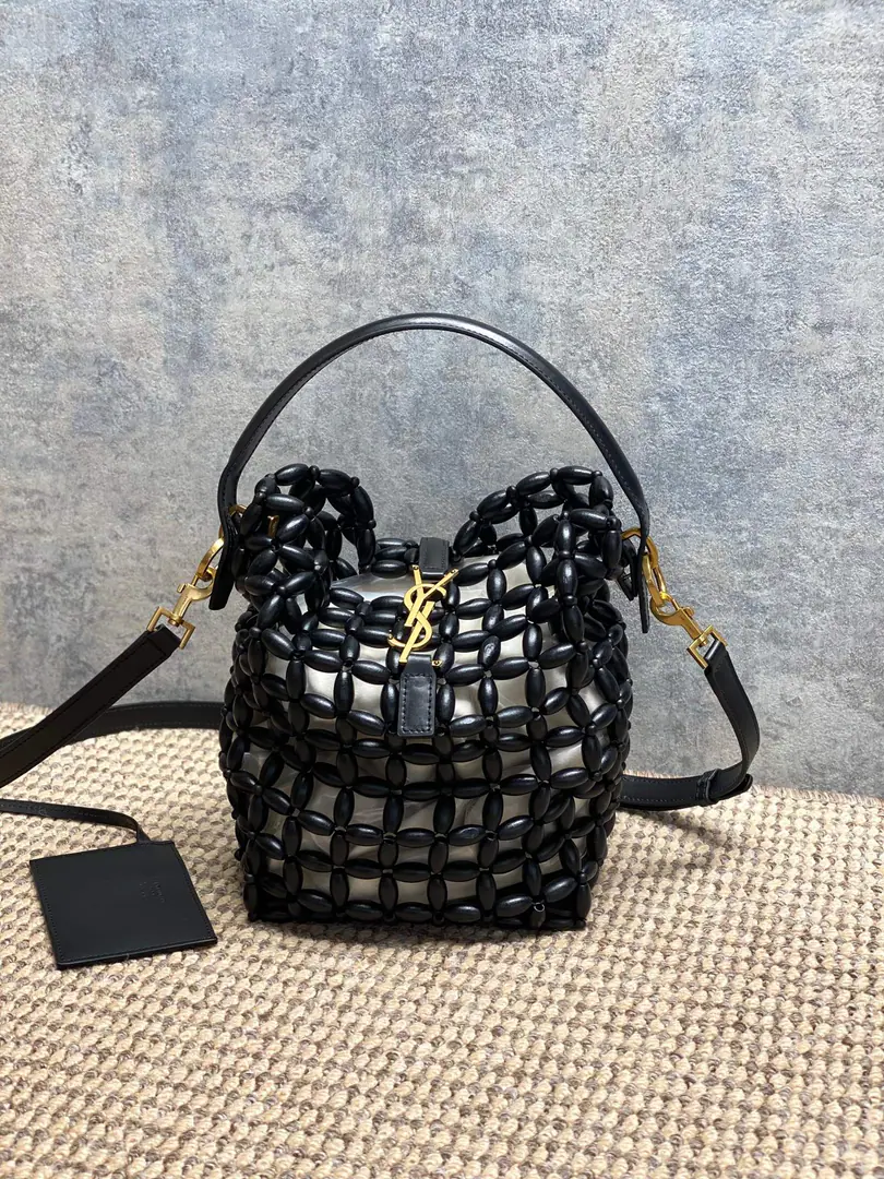 St. Roland's wooded bucket bag., 25FallSeries, Handweaving, Black Hue+Black leather handle., It's a natural wind.！MetalYSLThe sign is so well-known.✨. Plumbing., Garage card bags ready for removal, HandheldorSlash all over.OK, Telecommuting, I can ride like a man on vacation.～The wood is light and breathes., Summer's perfect for the back., It's practical and fashionable., It's a summer-time dress.！ Dimensions: 17x20x13cm Encoding: 749036