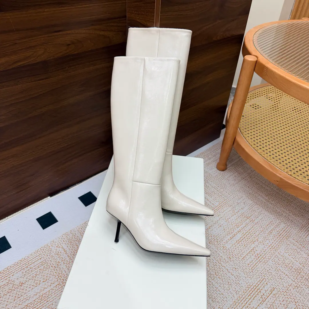 Top Version🖤Saint Laurent fw26 new arrival～ YSLSaint Roland.2026 The new spring and winter zippers are high and the ankle boots are sharp and short And ankle boots., A pair of square-shoes and a little high heels., %1 is internalLE CASSANDRE, Side zipper design. The whole shoe is very simple.～The little one is more sophisticated and fashionable and can see that the side of our boots is radians designed to be human legs.～The upper foot is so beautiful and so unchallenged.～Long legs.～It's a match for every occasion.～Autumn and winter wear the necessary supplies.！ Shoe.: Cow skin./Bullskins. Inside, put your feet on the inside.: Lamb skin. Shoes under the sole.: Italy is a big-ass country. He's tall.: 8cm Codes: 35-39（40.41.42I'll make sure I don't change it.）