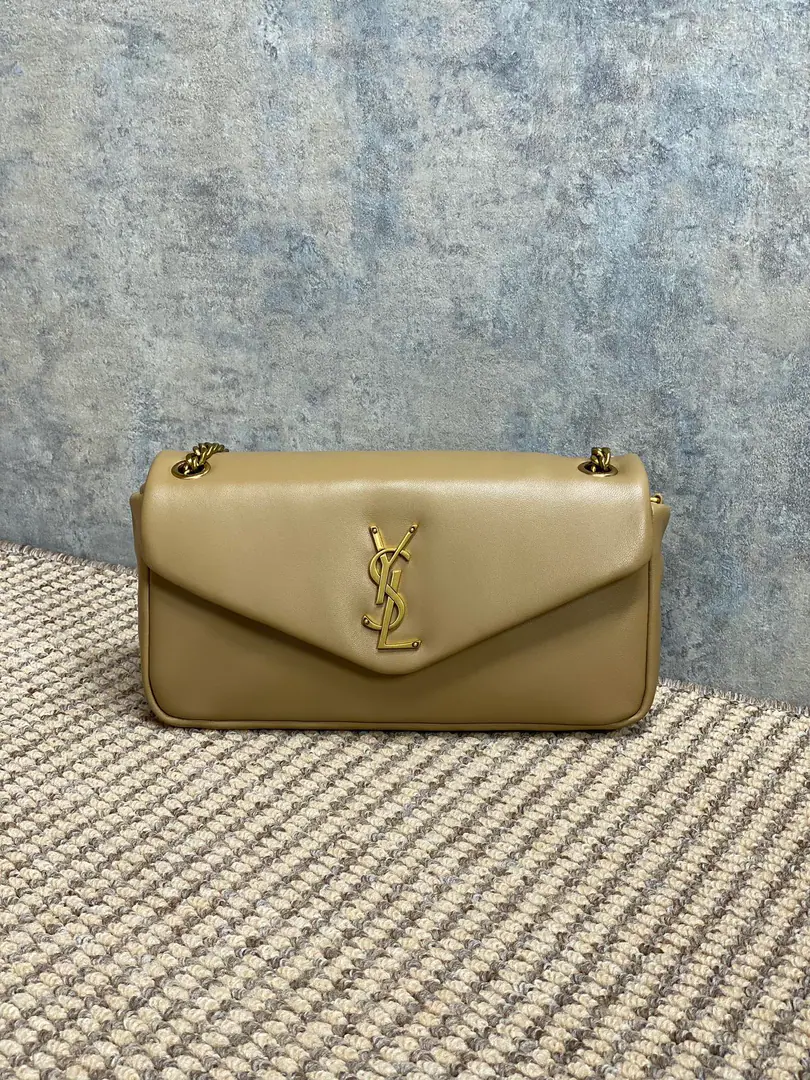 YSL CalypsoChain bag., Little sheep's skin.+Gold chains., Jane is so smart.✨. ♪ Soft and wrapped ♪, The tops are designed to facilitate daily commute.orOut of the street., The capacity is perfect., You can have your wallet on your phone.. The chains can be single./Slash, You're a big fan of the game., Keep your head down and hold it down.！2023New paragraph, It's practical and fashionable., I really recommend it.～ Model: 734153 Dimensions: 17.5x21x8cm