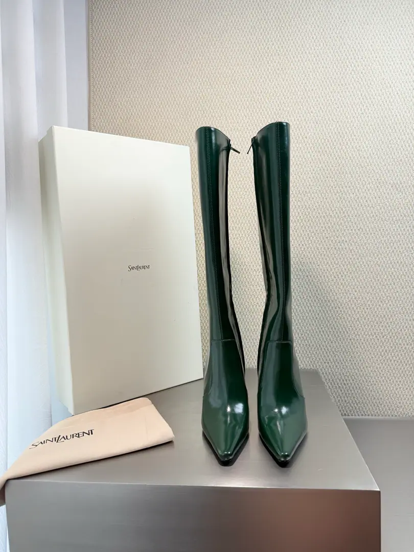 YSL- Knees and boots. Yvette Saint LaurentSaint Roland. logo Fine He's tall.10.5 Elegance Airfield InkGreen Cow skin. The most women-friendly forest in the world. A dead-end shoe. Hold up the air.💪 Comfortable little sheep skin. Material The quality of the air is so high.💯 Importing sheep's skins Footie Comfortable. Italian imports are so thick. Codes: 35 36 37 38 39 40 41 42（40 41 42Sold） Packaging with cabinets