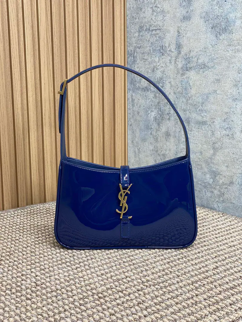 Spring and summer show. YSLThe new coat of paint under the armpit is wrapped in a very simple shape pluslogo Simple U.S.A. High-level opening is a way to set the buttons half open. Encoding657228 Dimensions23x16x6.5cm