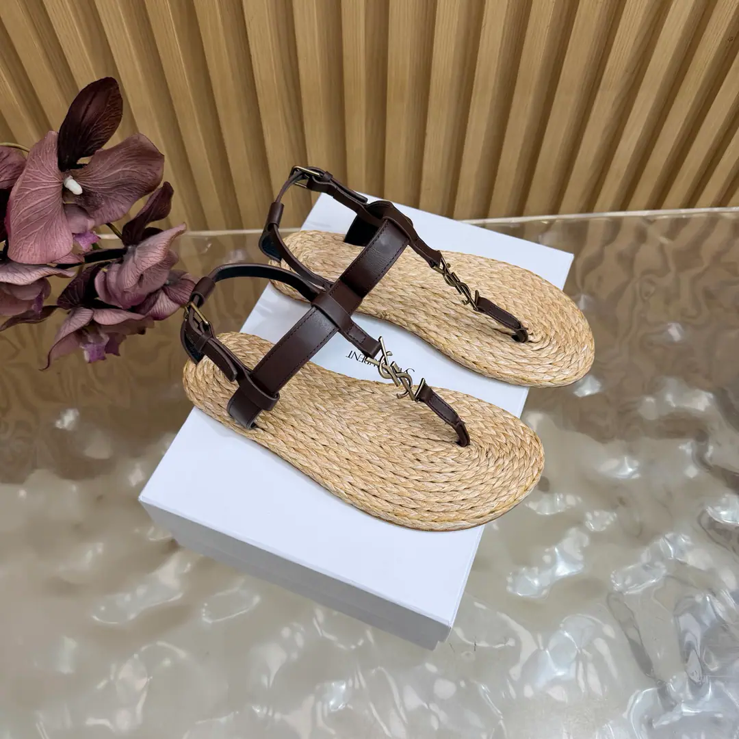 2026Spring and summer. Couple money. YSL 🖤 Saint Laurent / Saint Roland.yslShoes. A super-super-fire sandal. This is a hardware button that we need to model every page of our family.1:1Custom！It's very good., Nice feet., And whether you're wearing jeans or not,, Little suit., The dress., It's a natural match. Shoe.: Bullskins./Painted skin. Uchi.: The bottom of the straw. Shoes under the sole.: That's a big one. He's tall.: Floor Size: 35—44（41-44Custom without re-offer）