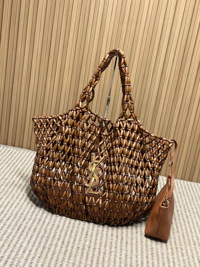 YSLThis bamboo woven the Tot bag., Use mammoth material, Handweaving, It's light and natural.. Positive MetalYSLThe sign is so well-known.✨, Large-capacity design, Telecommuting, I can get my things on vacation.. No line structure, It's a bit of a breath and a bit of a fashionable., Summers are a great time for leisure or vacation.！ Model: 698651F85 Dimensions: 38（58）x43x8cm