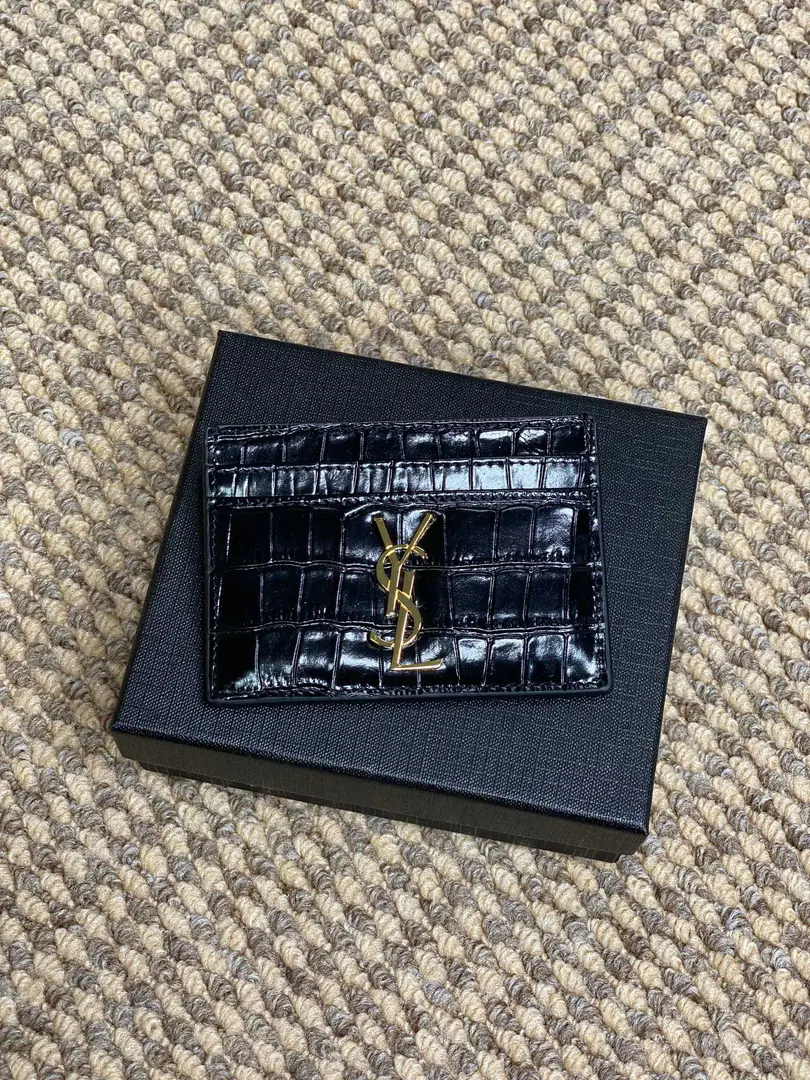 P YSL San Roland.logoThe light crocodiles, the stitches., Dimensions10.5x7.5cmEncodings