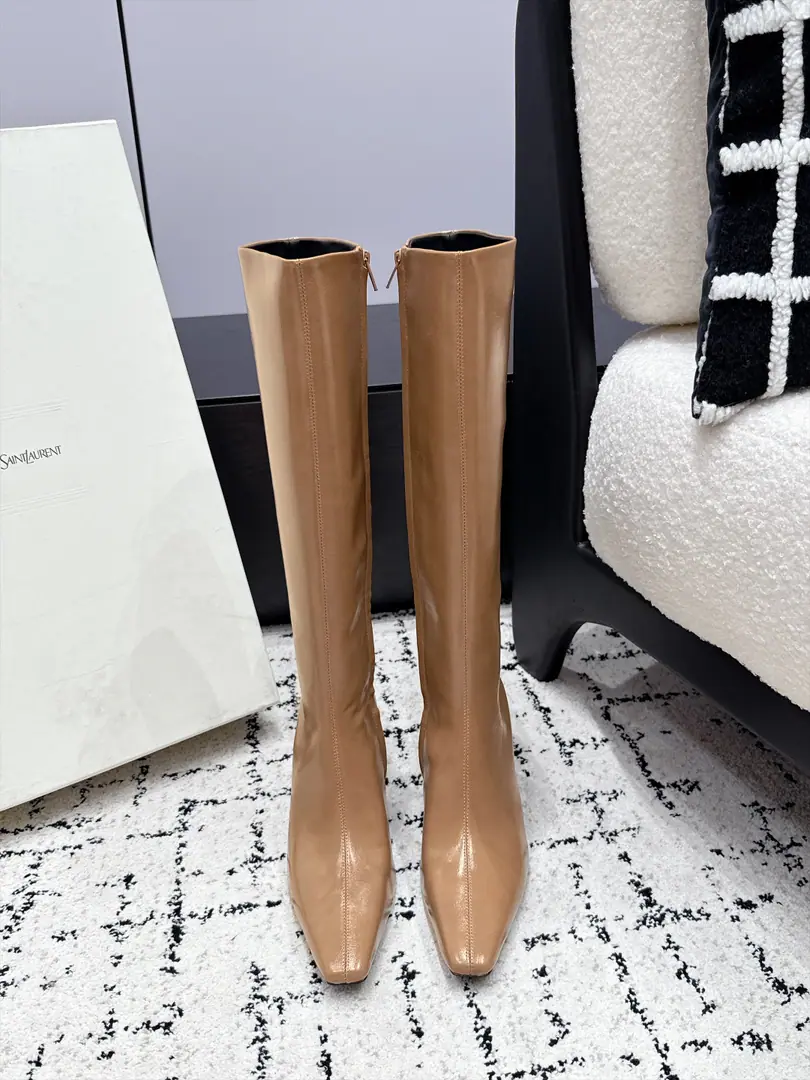 SAINT LAURENT Saint Roland.26/ New paragraph Bold and long boots. These.YSLThe high boots are really French.！Soft Fly Flush Skin, The little tip is a pair of ancient and ancient., Just walk steady.. The boot clippings are specially modified for the calve line., Side zipper is easy to get out of.. With coats., Fashion., Long dress., She's gentle and she's a big girl.. ✔️Fabulous.: Bullskins. ✔️Uchi.: Bullskins. ✔️Otsumi!: That's a big one. ✔️He's tall.: 8.5cm ✔️Size: 35-42（40 41 42Do it.）