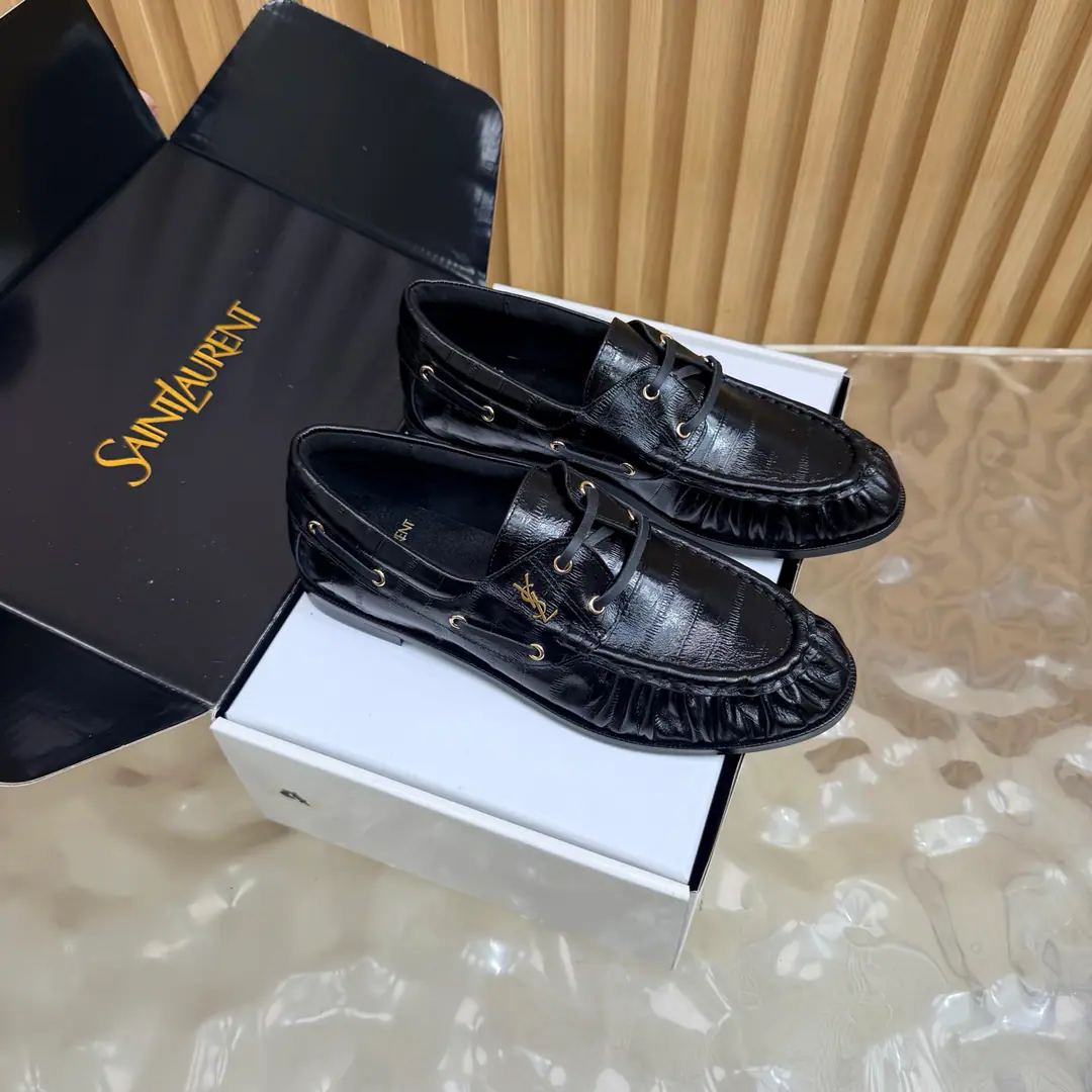 Couples' slippers.📍 Top Version🖤Saint Lauren*Saint Roland.2026 YSLSmalllogo A couple of wrinkled LeFoo shoes. Women Men It's a little symbolic.logoIt's the soul of these shoes. And he's got a low profile and a fine attitude on his shoe.. It's different from the big sign. It's quiet and it's sharp. Snuff it out with a simple line.YSLA unique fashion.DNA Unwittingly revealing the deep inside of the brand. The classic almond-shaped design of the shoehead. Smart-mixed feet. Pull the foot line up visually. ♪ And show grace and grace ♪. Every date a couple went to. Every trip. It's all because of the saloons. To be a low profile, deep-minded tribute.. The fabric is squided with eel-steeled cow skin. The insides are all sheep's skin. Italian imports are so thick. size: 35–42（34, 41, 42, 43Custom） Men: 38–47（38, 46, 47Custom without re-offer）