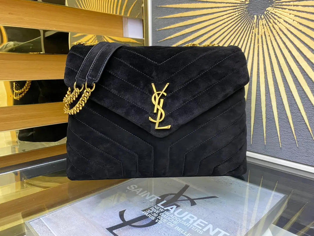【𝙇𝙤𝙪 𝙇𝙤𝙪 31𝙘𝙢】It's a pack for winter., He's coming to you with warmth.！The outer layers are so soft and cozy., The sense of excellence that you can feel with your hand.！It's a gold-coloured hardware., Makes the whole bag taste better.！It's got a layer inside that's easy to sort the items., The most important thing is to use it too lightly., He's definitely qualified to be a regular commuter.！Model: 459749Dimensions: 31x22x10cm