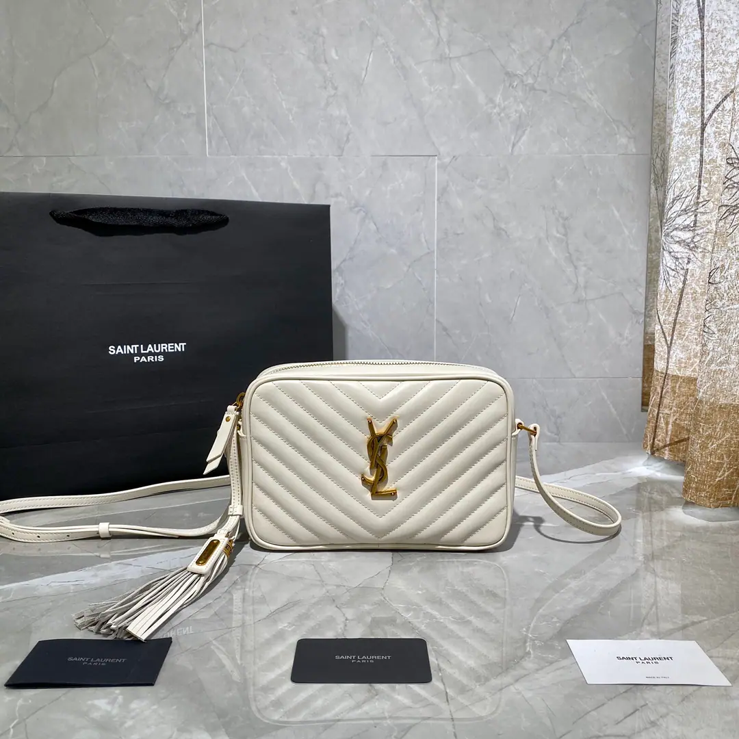 P🦋 【NEW】New Colour_White camera bag. LOUTop imported cattle camera bag, Hong Kong buys a primer., Make it exactly the same.！Very fine.！A modifiable shoulder belt with a fashion-stylish hanger.！100% calf skin., In the linoleum.！There's a plug in the bag.！Very useful atmosphere.！ Model: 520534. Dimensions: 23x16x6cm
