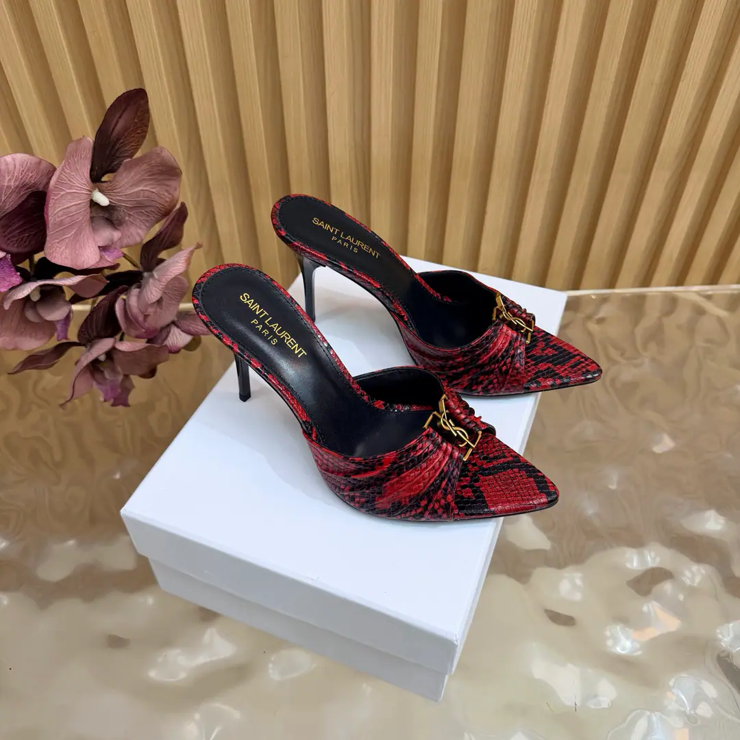 2026Spring and summer. YSL 🖤 Saint Laurent / Saint Roland.yslShoes. A super-super-fire slipper. This is a hardware button that we need to model every page of our family.1:1Custom！It's very good., Nice feet., And whether you're wearing jeans or not,, Little suit., The dress., It's a natural match. Shoe.: Snake-steeled cow skin. Uchi.: Skins of sheep. Shoes under the sole.: That's a big one. He's tall.: 9.5cm Size: 35-43（40, 41, 42, 43Customize or not change)