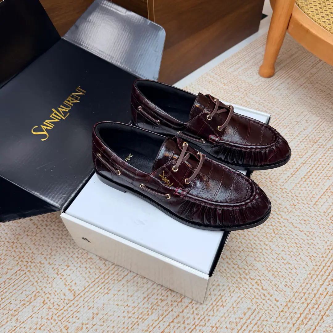 Couples' slippers.📍 Top Version🖤Saint Lauren*Saint Roland.2026 YSLSmalllogo A couple of wrinkled LeFoo shoes. Women Men It's a little symbolic.logoIt's the soul of these shoes. And he's got a low profile and a fine attitude on his shoe.. It's different from the big sign. It's quiet and it's sharp. Snuff it out with a simple line.YSLA unique fashion.DNA Unwittingly revealing the deep inside of the brand. The classic almond-shaped design of the shoehead. Smart-mixed feet. Pull the foot line up visually. ♪ And show grace and grace ♪. Every date a couple went to. Every trip. It's all because of the saloons. To be a low profile, deep-minded tribute.. The fabric is eel-steeled cow skin. The insides are all sheep's skin. Italian imports are so thick. size: 35–42（34, 41, 42, 43Custom） Men: 38–47（38, 46, 47Custom without re-offer）