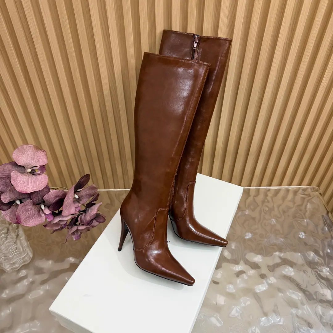 Top Version🖤Saint Laurent fw26 new arrival～ YSLSaint Roland.2026 The new spring and winter zippers are high and the ankle boots are sharp and short And ankle boots., A pair of square-shoes and a little high heels., %1 is internalLE CASSANDRE, Side zipper design. The whole shoe is very simple.～The little one is more sophisticated and fashionable and can see that the side of our boots is radians designed to be human legs.～The upper foot is so beautiful and so unchallenged.～Long legs.～It's a match for every occasion.～Autumn and winter wear the necessary supplies.！ Shoe.: Cow skin./Bullskins. Inside, put your feet on the inside.: Lamb skin. Shoes under the sole.: Italy is a big-ass country. He's tall.: 10.5cm Codes: 35-39（40.41.42I'll make sure I don't change it.