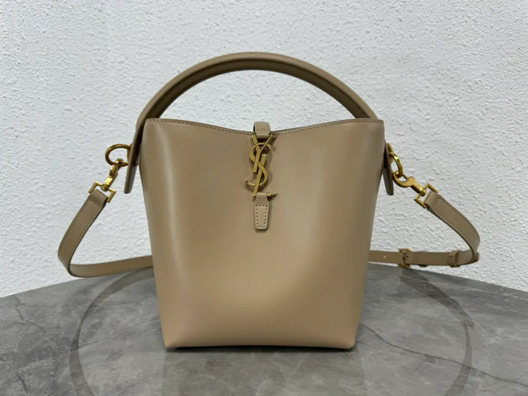 🆕New paragraphLE 5À7The series's little bucket bag., Black-looking bucket bag with a handheld._New package type, Use Italian calf skin, It's a simple, simple, simple, simple, simple, simple, simple, simple, simple, simple, simple, simple, simple, simple, simple, simple, simple, simple, simple, simple, simple, simple, simple, simple, simple, simple, simple, simple, simple, simple, simple, simple, simple, simple, simple, simple, simple, simple, simple, simple, simple, simple, simple., Stereo, It doesn't look too tough., Four metal nails on the bottom., Combining classic marker metalslogo_Other Organiser, The whole is a classic graceful thing., And a modern, modern, unique quality.！ Model: 749036 Dimensions: 20x17x13cm