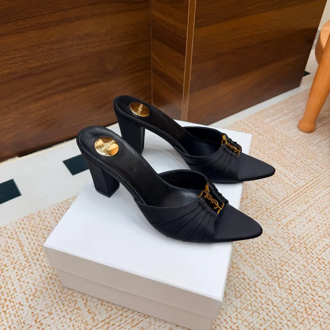 2026Spring and summer. YSL 🖤 Saint Laurent / Saint Roland.yslShoes. A super-super-fire slipper. Bold This is a hardware button that we need to model every page of our family.1:1Custom！It's very good., Nice feet., And whether you're wearing jeans or not,, Little suit., The dress., It's a natural match. Shoe.: Bullskins./Oiled lass./Shinseng Uchi.: Skins of sheep. Shoes under the sole.: That's a big one. He's tall.: 7.5cm Size: 35-43（40, 41, 42, 43Customize or not change)