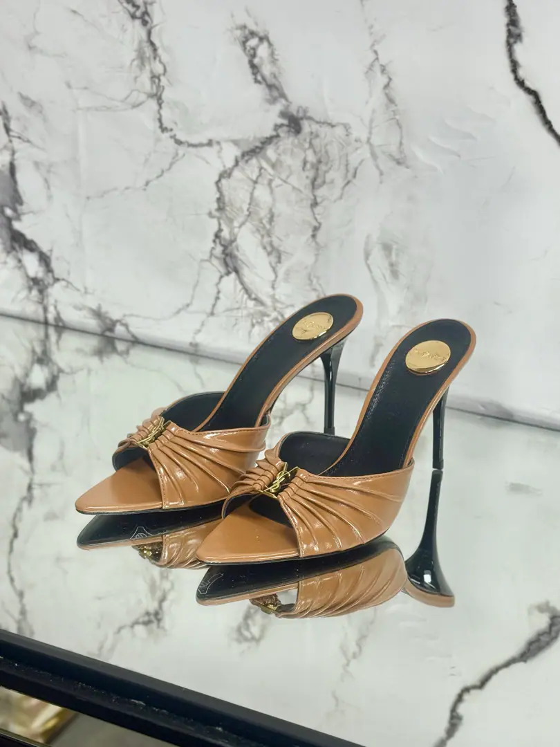 Saint LaurentSt. Roland's.YSLThe classic high-end heel sandals. A super-super-fired piece of hardware buttons for every page of our family is to be modeled.1:1Custom！The size and quality are exactly the same as the original.✔️ Shoe-faced material: Use cow skin./Painted skin. Real sheep in there., ♪ To scurry for soft, soft sheep, Shoes' soles are original.1:1Customizes the skin., It's perfect., And the upper foot is very good., Nice feet., And whether you're wearing jeans or not,, Little suit., The dress., It's a natural match., Full package for the originals He's tall.: It's flat./Floor1cmFlat/6cm/9cm Italy is a big-ass country. Size: 35-41（40, 41, 42Custom）