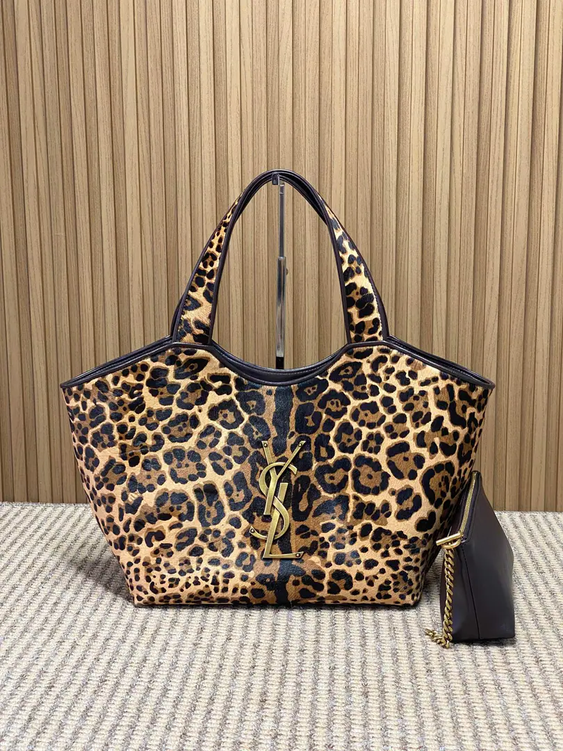 YSL BEAHandbag, Leopard horse hair.+Black leather handle., MetalLogoIt's so well-known.！Retro and wild., Autumn with sweaters., The coat or dress is so heavy.✨. Medium Capacity, Telecommuting, Out of the street., You can easily load your daily stuff on a date.. The horse's soft and stylish., The leopard elements are fashionable and personal., It's a classic San Roland., It's perfect for a girl who likes a unique style.！ Model: 858191F98 Dimensions: 31/46x28x15cm