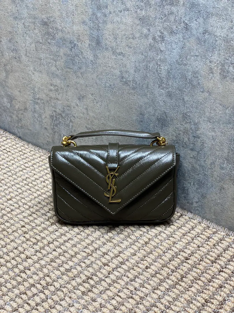YSL New paragraph Mini postman., Very sweet., The wax skin feels so good., A 100-packed combination of the Gods., It's got a portable and unmutilable chain on it.. Dimensions: 20x13x3cm, Encoding779430