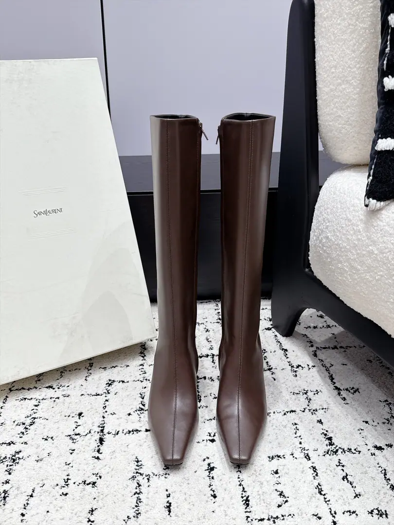 SAINT LAURENT Saint Roland.26/ New paragraph Bold and long boots. These.YSLThe high boots are really French.！Soft Fly Flush Skin, The little tip is a pair of ancient and ancient., Just walk steady.. The boot clippings are specially modified for the calve line., Side zipper is easy to get out of.. With coats., Fashion., Long dress., She's gentle and she's a big girl.. ✔️Fabulous.: Bullskins. ✔️Uchi.: Bullskins. ✔️Otsumi!: That's a big one. ✔️He's tall.: 8.5cm ✔️Size: 35-42（40 41 42Do it.）