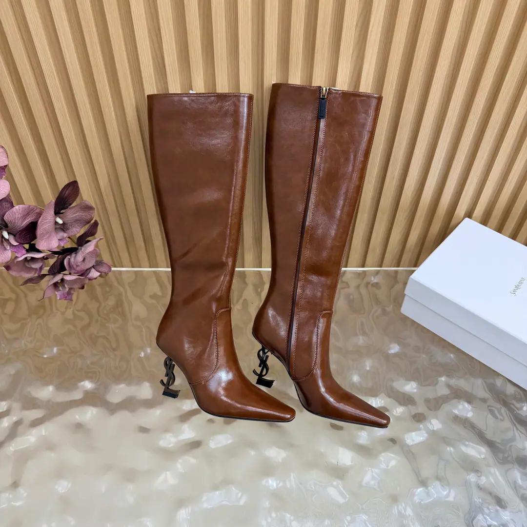 Top Version🖤Saint Laurent fw26 new arrival～ YSLSaint Roland.2026 The new spring and winter zippers are high and the ankle boots are sharp and short And ankle boots., A pair of square-shoes and a little high heels., %1 is internalLE CASSANDRE, Side zipper design. The whole shoe is very simple.～The little one is more sophisticated and fashionable and can see that the side of our boots is radians designed to be human legs.～The upper foot is so beautiful and so unchallenged.～Long legs.～It's a match for every occasion.～Autumn and winter wear the necessary supplies.！ Shoe.: Cow skin./Bullskins. Inside, put your feet on the inside.: Lamb skin. Shoes under the sole.: Italy is a big-ass country. He's tall.: 8cm Codes: 35-39（40.41.42I'll make sure I don't change it.）