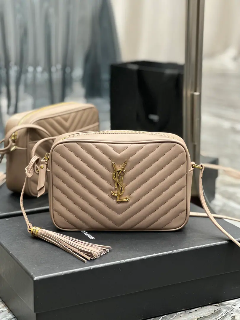 【New version】 LouCamera bag_Naked pink buttons. Top-level Italian skin camera bag., Hong Kong AcquisitionzpOpen-forming., Make it exactly the same.！Very fine.！A modifiable shoulder belt with a fashion-stylish hanger.！100% calf skin., In the linoleum.！There's a plug in the bag.！Add a new plugin to the back, Very useful atmosphere.！ Model: 520534-1 Dimensions: 23x16x6cm
