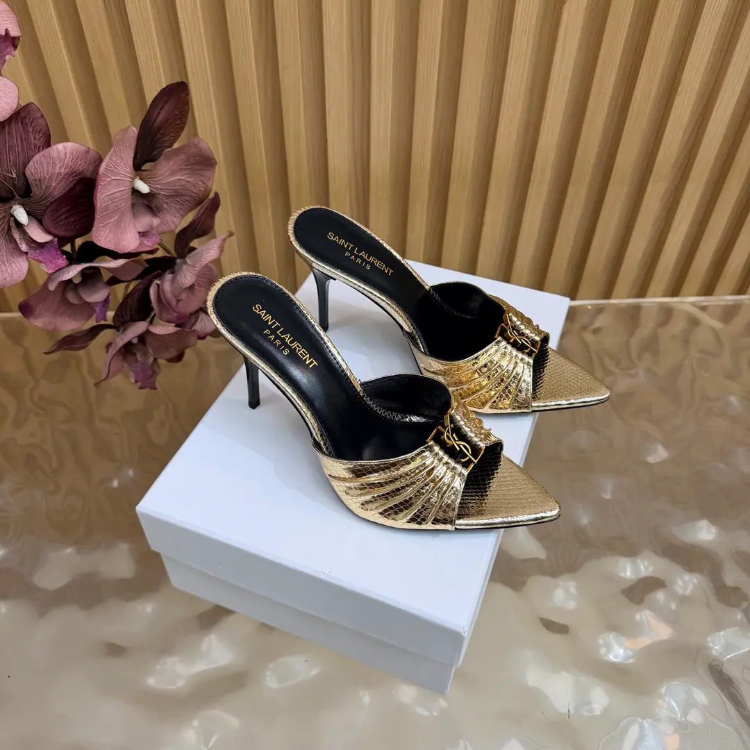 2026Spring and summer. YSL 🖤 Saint Laurent / Saint Roland.yslShoes. A super-super-fire slipper. This is a hardware button that we need to model every page of our family.1:1Custom！It's very good., Nice feet., And whether you're wearing jeans or not,, Little suit., The dress., It's a natural match. Shoe.: Snake-steeled cow skin. Uchi.: Skins of sheep. Shoes under the sole.: That's a big one. He's tall.: 9.5cm Size: 35-43（40, 41, 42, 43Customize or not change)