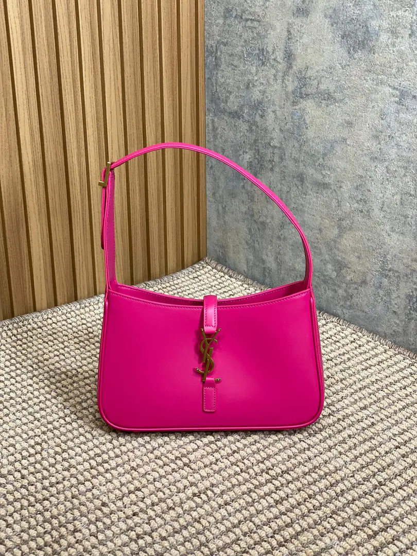 P Spring and summer show. YSLThe new armpit is wrapped in a very simple shape pluslogo Simple U.S.A. High-level opening is a way to set the buttons half open. Encoding657228 Dimensions23x16x6.5cm