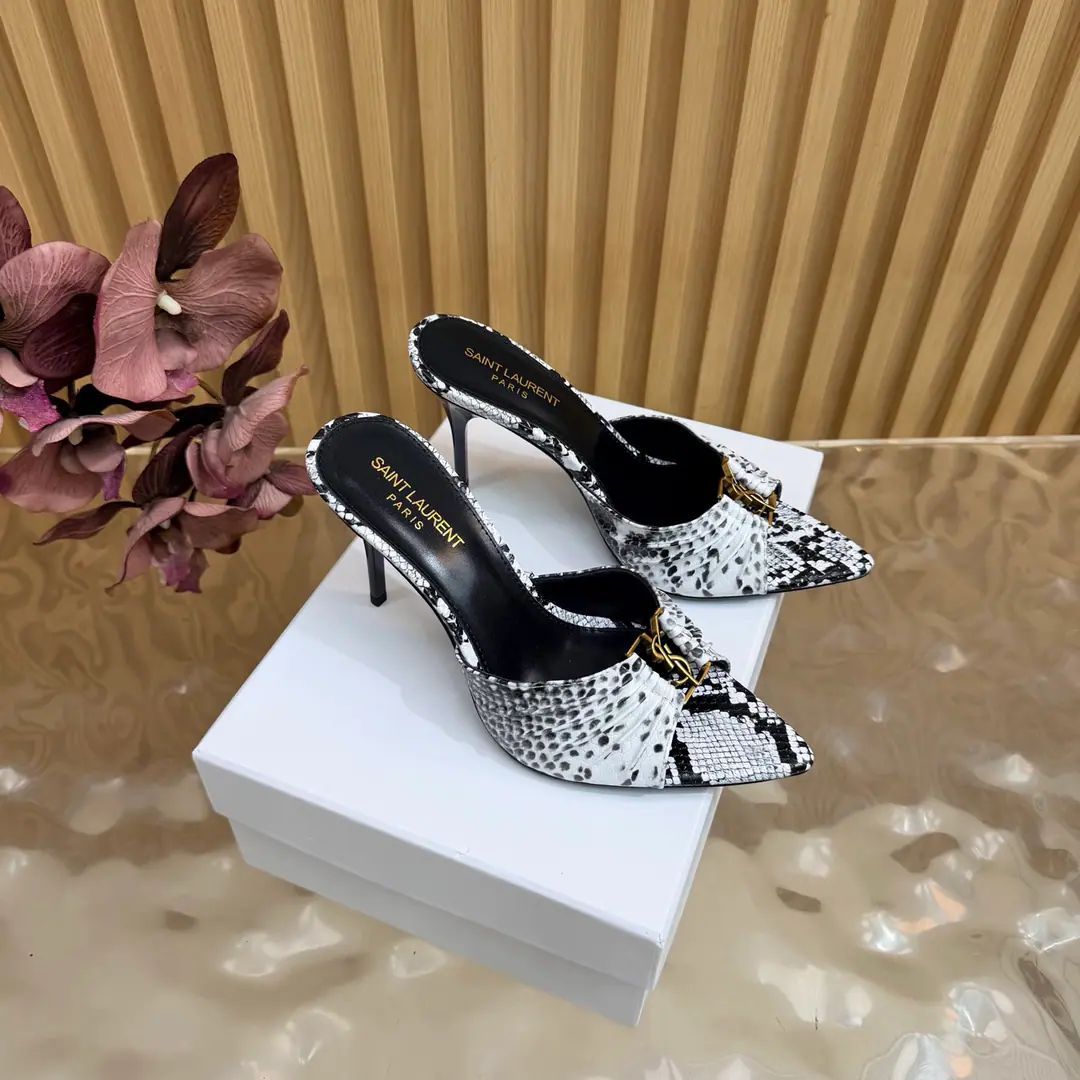2026Spring and summer. YSL 🖤 Saint Laurent / Saint Roland.yslShoes. A super-super-fire slipper. This is a hardware button that we need to model every page of our family.1:1Custom！It's very good., Nice feet., And whether you're wearing jeans or not,, Little suit., The dress., It's a natural match. Shoe.: Snake-steeled cow skin. Uchi.: Skins of sheep. Shoes under the sole.: That's a big one. He's tall.: 9.5cm Size: 35-43（40, 41, 42, 43Customize or not change)