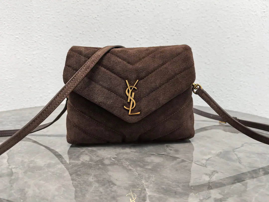 #𝑳𝒐𝒖𝑳𝒐𝒖# LouLouThe sandy little slender is coming in.！The whole bag was made with soft Italian silt., It's a classic.YHome slants, sewn., With a soft and stylish front flip bag., Shoulder-reconciled needle button, It's not big., It's not a lot of content., There's a zipper bag in the bag., Two main partitions., There's a small split between the center and the side that can put cash or paper on it.！Multifunctional！A super-loader.！ Model: 467072Skin grinding. Dimensions: 20X14X7cm